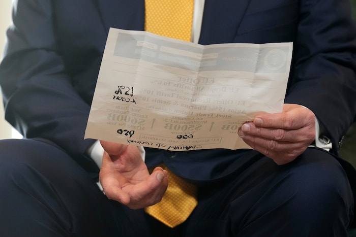 US-Präsident Trump hielt einen Zettel mit Notizen zur Zollverhandlung in den Händen.