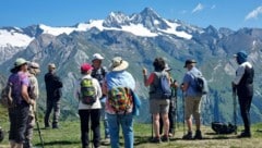 Wandern in der Gruppe hilft in gefährlichen Situationen. Wichtig: Das schwächste Mitglied gibt ...