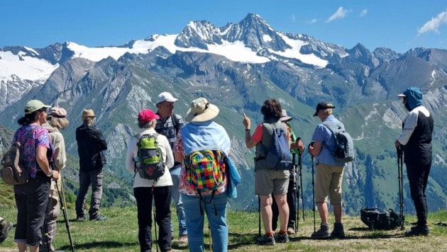 Wandern in der Gruppe hilft in gefährlichen Situationen. Wichtig: Das schwächste Mitglied gibt ...