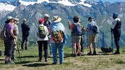 Wandern in der Gruppe hilft in gefährlichen Situationen. Wichtig: Das schwächste Mitglied gibt ...