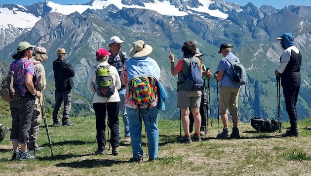 Wandern in der Gruppe hilft in gefährlichen Situationen. Wichtig: Das schwächste Mitglied gibt ...