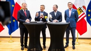 Vor dem Arbeitsgespräch in Linz, von links: OÖ Landeshauptmann Thomas Stelzer, ...