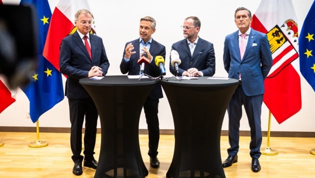 Vor dem Arbeitsgespräch in Linz, von links: OÖ Landeshauptmann Thomas Stelzer, ...