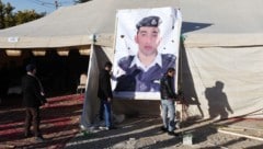 Archivbild aus dem Jahr 2015: Angehörige des jordanischen Kampfpiloten Muath al-Kasasbeh hängen ...