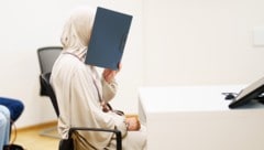 Die junge Frau kommt verschleiert zum Prozess in Wien.