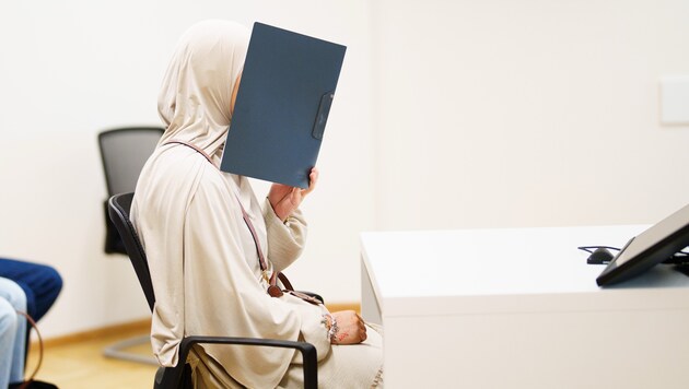 Die junge Frau kommt verschleiert zum Prozess in Wien.