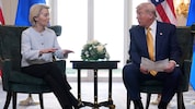 EU-Chefin Ursula von der Leyen und US-Präsident Donald Trump. Trump hält einen Zettel in der ...