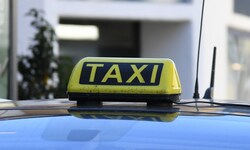 Ein Taxifahrer erlebte in der Nacht auf Samstag wohl den Schreck seines Lebens (Symbolbild)