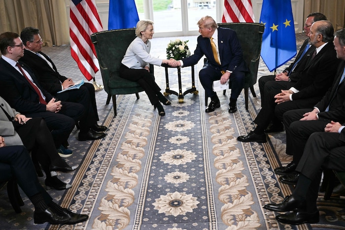 Auf den Fotos von dem Pressetermin ist der Zettel in Trumps Hand gut zu sehen.