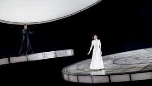 Rivalinnen auf rotierenden Scheiben: Elisabetta (Kate Lindsey) und Maria Stuarda (Lisette ...