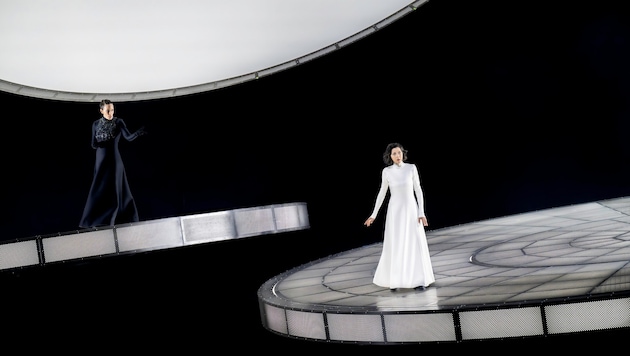 Rivalinnen auf rotierenden Scheiben: Elisabetta (Kate Lindsey) und Maria Stuarda (Lisette ...