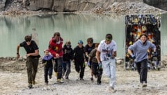 20 Kinder aus Obergurgl unterstützen den Künstler am Gletscher.