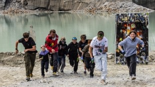 20 Kinder aus Obergurgl unterstützen den Künstler am Gletscher.
