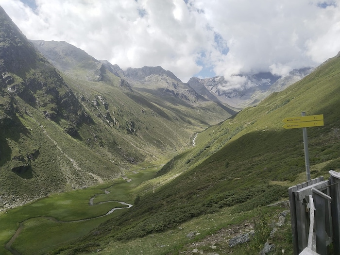 Das Fotschertal zieht unter der Hütte südwestlich weiter.