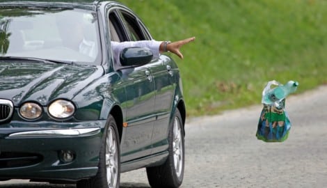 Wer in Italien Müll aus dem Auto wirft, muss mit hohen Strafen rechnen.