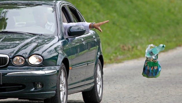 Wer in Italien Müll aus dem Auto wirft, muss mit hohen Strafen rechnen.