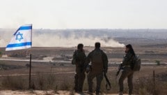 Israelische Soldatin und ihre Kameraden beobachten die Grenze zum Gazastreifen.