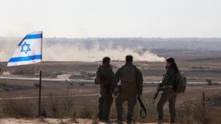 Israelische Soldatin und ihre Kameraden beobachten die Grenze zum Gazastreifen.