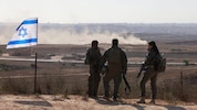 Israelische Soldatin und ihre Kameraden beobachten die Grenze zum Gazastreifen.