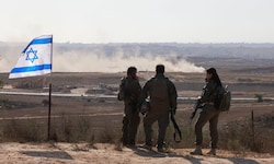 Israelische Soldaten blicken auf den Gazastreifen.
