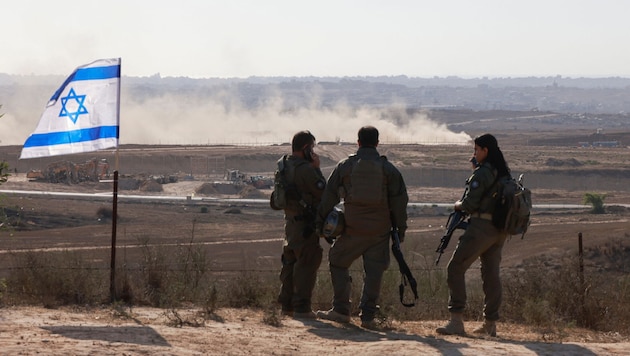 Israelische Soldatin und ihre Kameraden beobachten die Grenze zum Gazastreifen.
