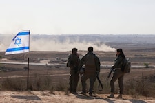 Israelische Soldaten blicken auf den Gazastreifen.