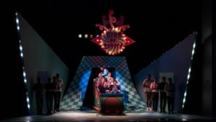Zwischen Rummelplatz und geometrischen Formen: „La Cenerentola“ feiert am 12. August Premiere.