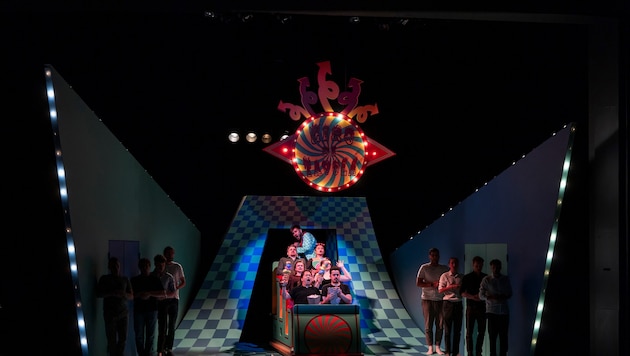 Zwischen Rummelplatz und geometrischen Formen: „La Cenerentola“ feiert am 12. August Premiere.