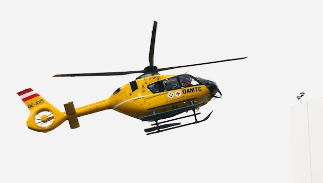 Ein Notarzthubschrauber ist aktuell in Adnet im Einsatz (Symbolbild).