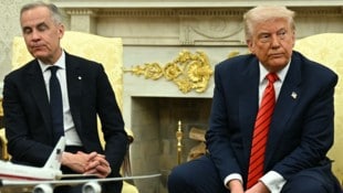 US-Präsident Donald Trump (r.) stellt dem kanadischen Premier Mark Carney (l.) die ...
