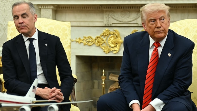 US-Präsident Donald Trump (r.) stellt dem kanadischen Premier Mark Carney (l.) die ...