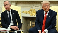 US-Präsident Donald Trump (r.) stellt dem kanadischen Premier Mark Carney (l.) die ...