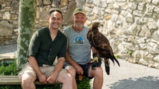 Leseonkel Christian mit Franz Schüttelkopf und der stolzen Adler-Dame Soray.