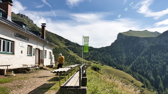 Bei den Hütten entlang der Route lässt es sich herrlich jausnen und rasten.