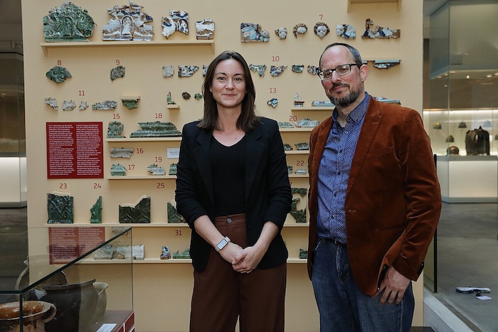 Die Kuratoren Sarah Kiszter und Daniel Modl mit Fragmenten der barocken Kachelöfen des ...