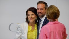 Landeshauptfrau Edtstadler (li.) versteht sich blendend mit Schnöll (Mi.). Das hindert sie nicht ...