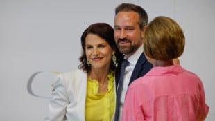 Landeshauptfrau Edtstadler (li.) versteht sich blendend mit Schnöll (Mi.). Das hindert sie nicht ...