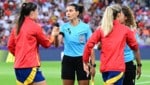 Amina Gutschi beim Handshake mit den spanischen Vize-Europameisterinnen.