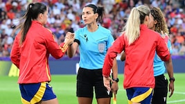 Amina Gutschi beim Handshake mit den spanischen Vize-Europameisterinnen.