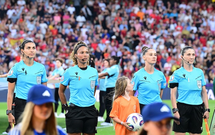 Amina Gutschi (links) kurz vor ihrer EM-Premiere im Spiel Spanien gegen Portugal.