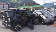 Ungebremst in geparkte Fahrzeuge eines Autohauses krachte ein deutscher Autolenker.