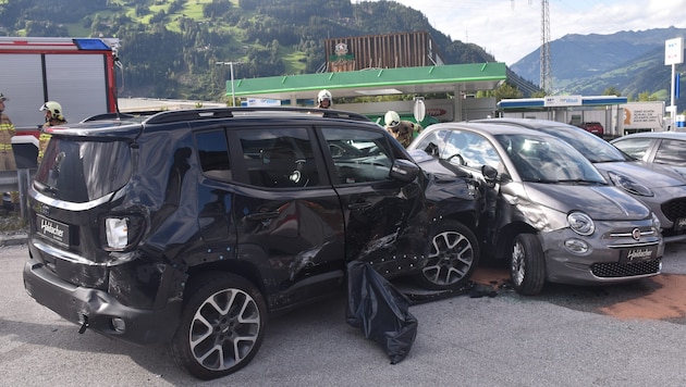 Ungebremst in geparkte Fahrzeuge eines Autohauses krachte ein deutscher Autolenker.