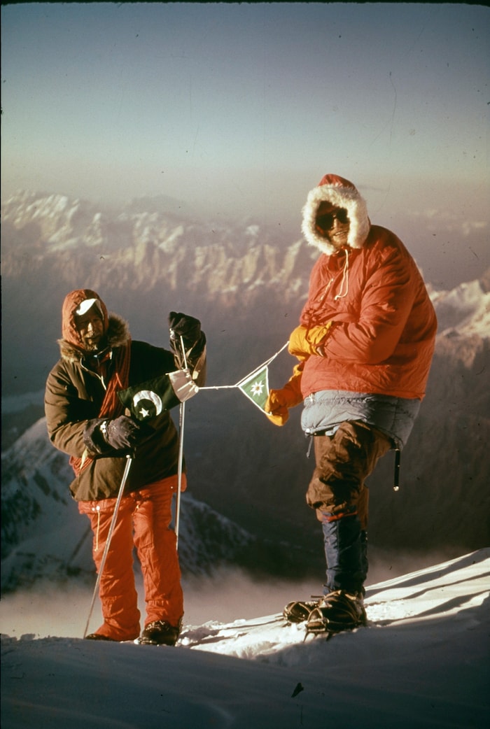 Herbert Zefferer und Hanns Schell auf dem Gipfel des Hidden Peak im August 1975