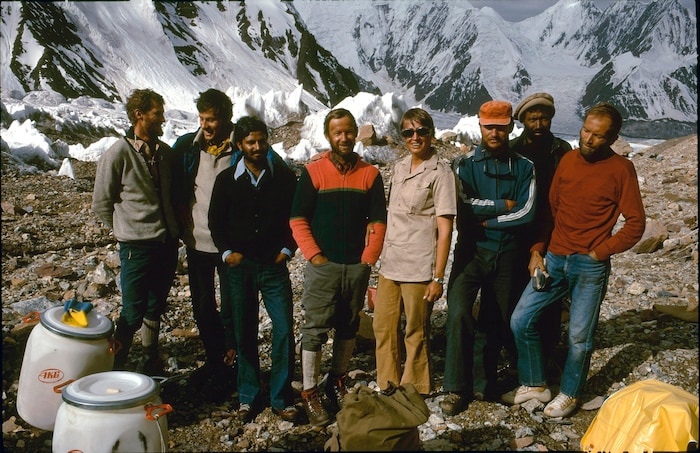 Hidden Peak-Team von 1975: Herbert Zefferer, Robert Schauer, Begleitoffizier, Hanns und Lilo ...