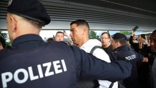 Nur mit Polizeischutz kam Cristiano Ronaldo ins Terminal am Flughafen Salzburg.