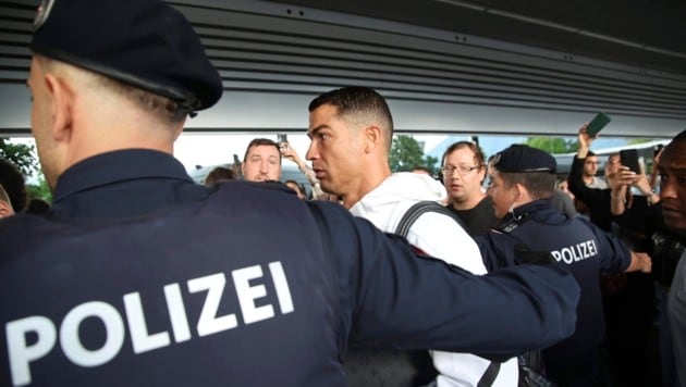 Nur mit Polizeischutz kam Cristiano Ronaldo ins Terminal am Flughafen Salzburg.
