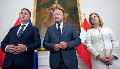 Kanzler Christian Stocker (ÖVP, Mitte), Vizekanzler Andreas Babler (SPÖ, links) und Ministerin ...