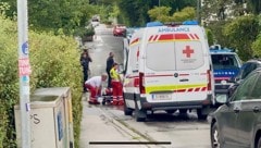 Das Rote Kreuz samt Notarzt kümmerte sich um den Verletzten. Er kam schnellstmöglich ins Spital.