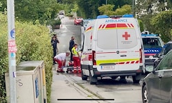 Das Rote Kreuz samt Notarzt kümmerte sich um den Verletzten. Er kam schnellstmöglich ins Spital.