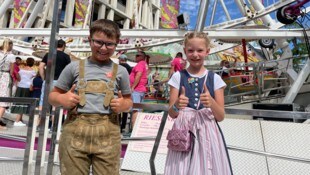 Daumen nach oben für die Vergnügungsmeile.